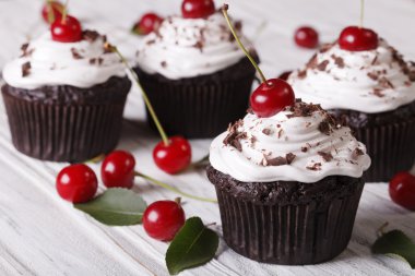 Krem ve taze kiraz yatay ile çikolata cupcakes