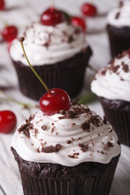 Kreması ve vişne yakın kadar dikey ile çikolata cupcakes