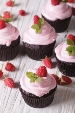 Çikolatalı kek ahududu krem masada. dikey