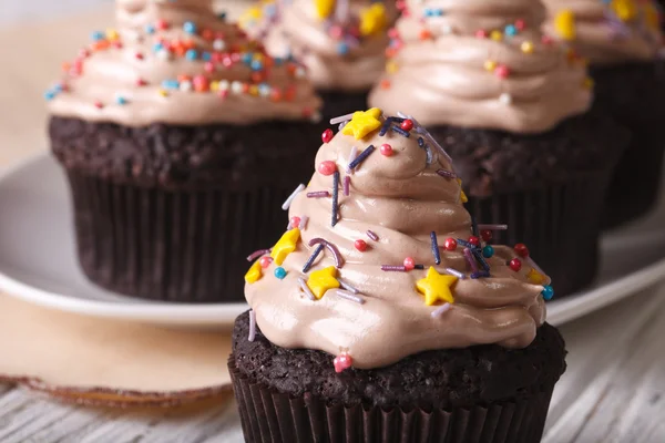 Cupcakes au chocolat décorés de bonbons saupoudrer horizontalement — Photo
