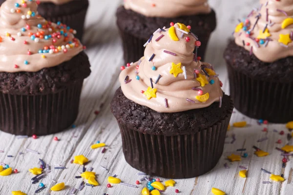 Schokolade Cupcakes mit Sternen und Mond horizontal dekoriert — Stockfoto