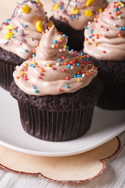Belos cupcakes de chocolate decorados com polvilhas de doces — Fotografia de Stock