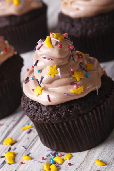 Cupcakes de chocolate com café creme close-up vertical — Fotografia de Stock