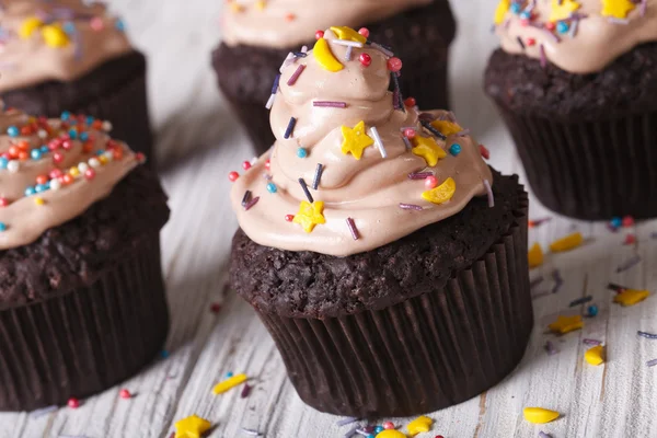 Chocolate cupcakes decorated with cream close-up. Horizontal — Stock Photo, Image