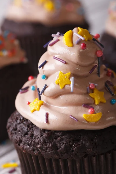 Cupcakes au chocolat décorés avec des étoiles macro. vertical — Photo