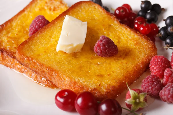 Golden French toast with honey and butter close-up. Horizontal — ストック写真