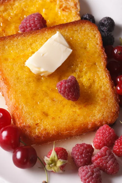 French toast and raspberries and currants macro vertical top vie — ストック写真