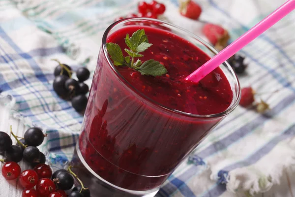 Delicious smoothies with fresh berries in a glass close-up. hori — Stock Photo, Image