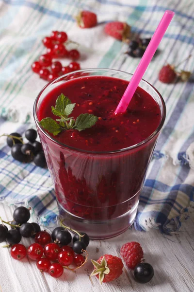 Delicious and healthy smoothies with fresh berries closeup. Vert — Stockfoto