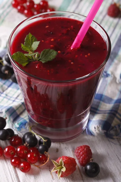 Delicious smoothie with raspberries and currants closeup. Vertic — Stock Photo, Image