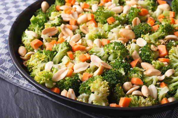 Belle salade de brocoli aux arachides sur une assiette macro. horizo — Photo