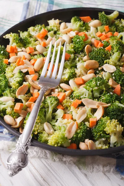 Dietary salad with broccoli, carrots and peanuts close-up vertic — Stock Photo, Image