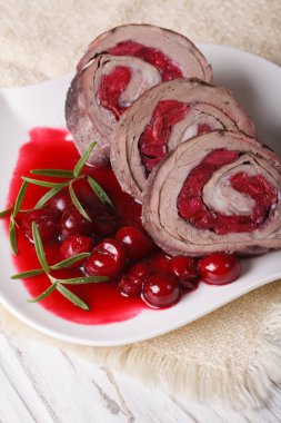 Pişmiş sığır eti kiraz plaka yakın tarih ile doldurulmuş. Dikey