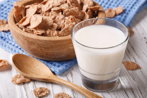 Fitness Desayuno con copos de salvado y leche de cerca. Vertical — Foto de Stock