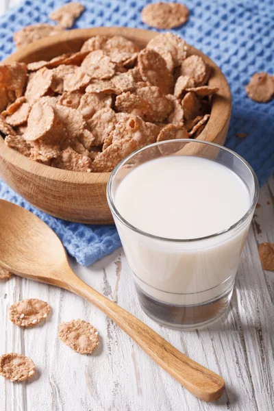 Fitness Desayuno con copos de salvado y leche de cerca. Vertical — Foto de Stock