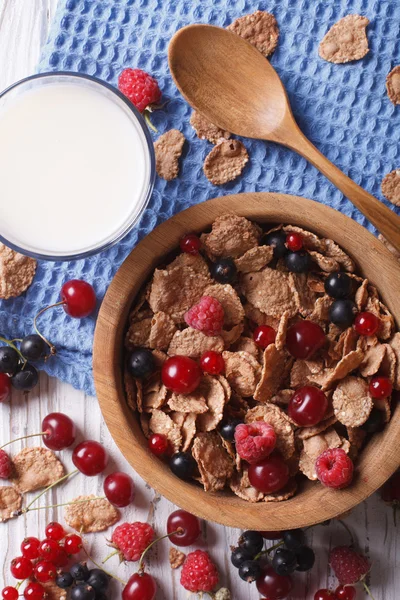 Granola with fresh berries and milk on the table. vertical top v — Stock Photo, Image