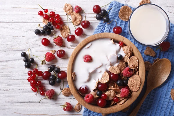 Крупа з молоком і свіжими ягодами горизонтальний вид зверху — стокове фото