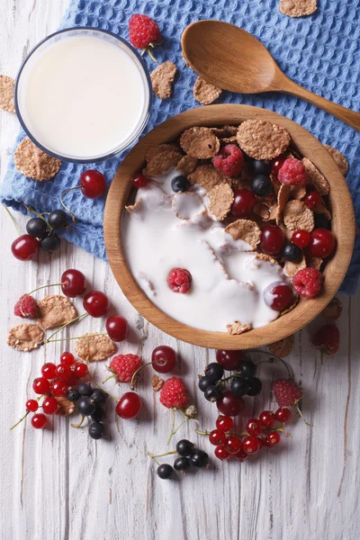 Гранола з молоком і свіжими ягодами крупним планом вертикальний вид зверху — стокове фото