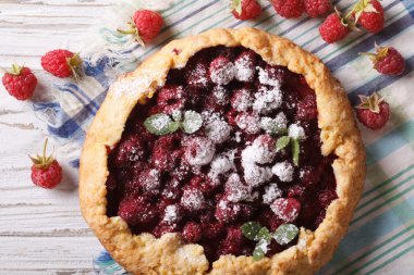 Ahududu ve nane yakın çekim yatay üst ile yaz pasta vie