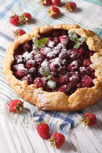 Summer pie with raspberries and mint close-up vertical — Stock Photo, Image