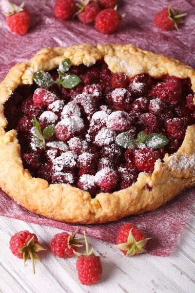 Raspberry taart Galette close-up. Verticaal — Stockfoto