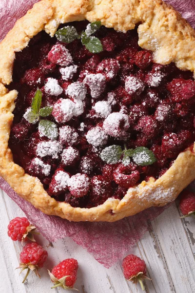 French raspberry pie close-up on the table. vertical top view — Stock Photo, Image