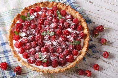 krem peynir ve nane closeup ile frambuazlı tart. Yatay 