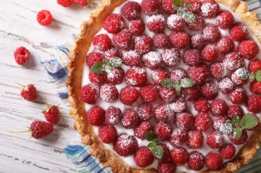 Krem yakın çekim ile ev yapımı ahududulu tart. Yatay Üstten Görünüm