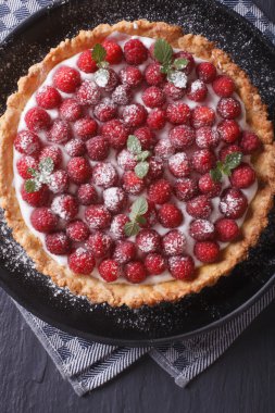 Çırpılmış krema dikey üstten görünüm cl ile lezzetli frambuazlı tart