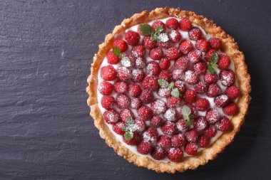 Taze Ahududu ve nane ile tart. Yatay Üstten Görünüm