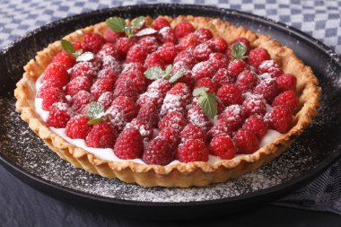 Bir plaka yakın çekim yatay üzerinde taze ahududu ile lezzetli tart