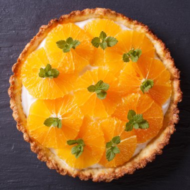 Beyaz krem yakın çekim ile turuncu tart. Yukarıdan görüntülemek