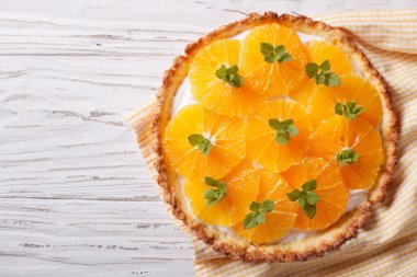 Beyaz krema ile lezzetli portakal narenciye tart. Yatay Üstten Görünüm