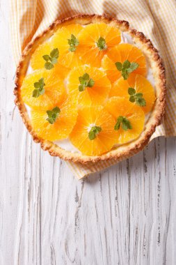 Turuncu krem ve nane ile tart. Dikey Üstten Görünüm