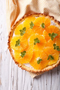Turuncu beyaz krema ve nane yakın çekim ile tart. Dikey üst vie
