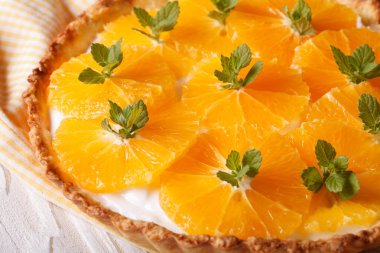Turuncu krem peynir ve nane makro ile tart. Yatay