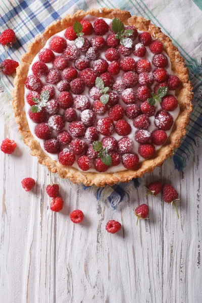 Tarta de frambuesa fresca con queso crema. vista superior vertical — Foto de Stock