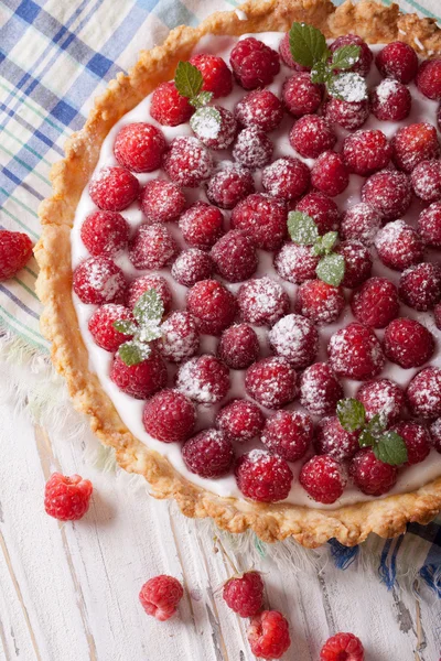 Raspberry tart with cream cheese and mint closeup. Vertical top — Stock Photo, Image