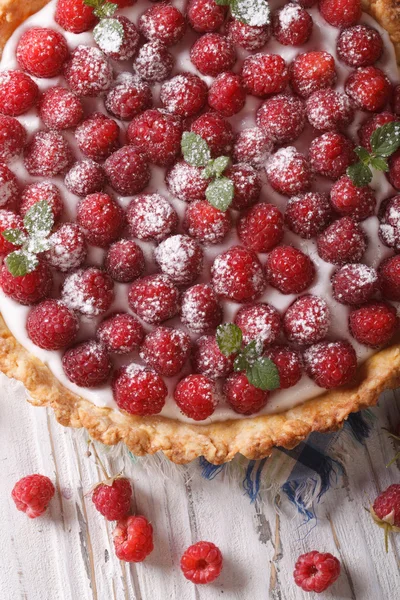Homemade raspberry tart with cream close-up. Vertical top view — Stock Photo, Image