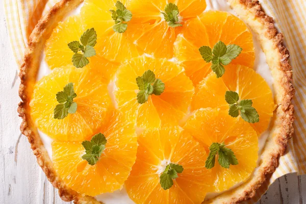 Апельсиновый пирог со сливками и мятным макро. Горизонтальный вид сверху — стоковое фото