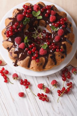 taze çilek ve çikolata ile sünger kek. Dikey t