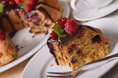 Berry pasta çikolata yatay ile lezzetli dilim