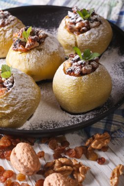 Elma kuru üzüm, ceviz ve bal yakın çekim ile pişmiş Delicious 