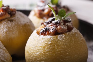 Pişmiş elma kuru üzüm, fındık ve bal makro ile doldurulmuş. Horizont