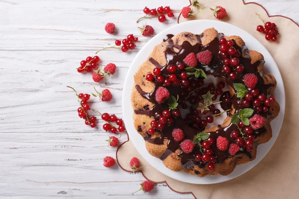 Berry spons cake met chocolade suikerglazuur op een plaat. Horizontaal te — Stockfoto