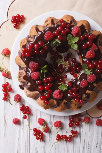 Delicious cake with fresh berries and chocolate glaze close-up. — Stock Photo, Image