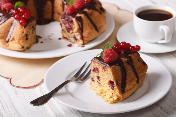 Stück Schokoladenkuchen mit Beeren in Nahaufnahme und Kaffee. Horizonte — Stockfoto