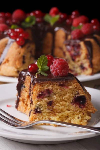 Stuk van zelfgemaakte berry taart macro op een plaat. Verticaal — Stockfoto