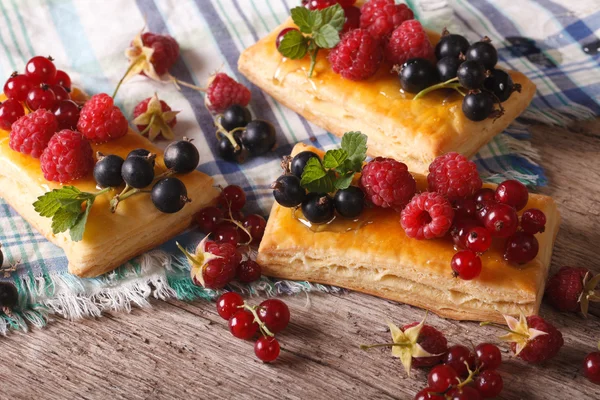 Маленькие ягодные пироги с медом и мятой крупным планом. Горизонталь — стоковое фото
