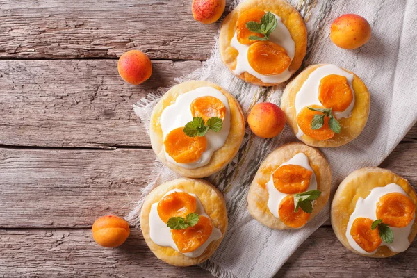 Homemade apricot biscuits with cream. horizontal top view — ストック写真